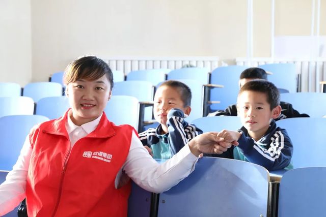 慰問(wèn)孤兒院